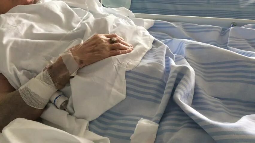 Парень и девушка в больнице. Девушка в больничной палате. больничная кровать. парень в больничной палате.