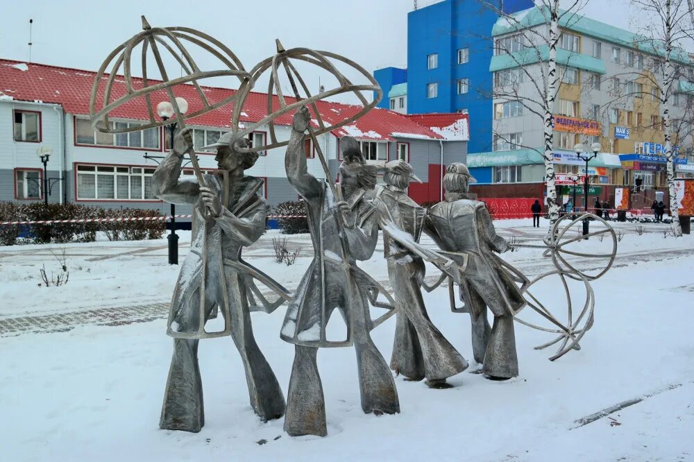 Сайт киновидеоцентр ханты мансийск. Площадь Ханты-Мансийска. Памятник лето Ханты-Мансийск. Достопримечательности Ханты-Мансийска. Ханты-Мансийск скульптуры.