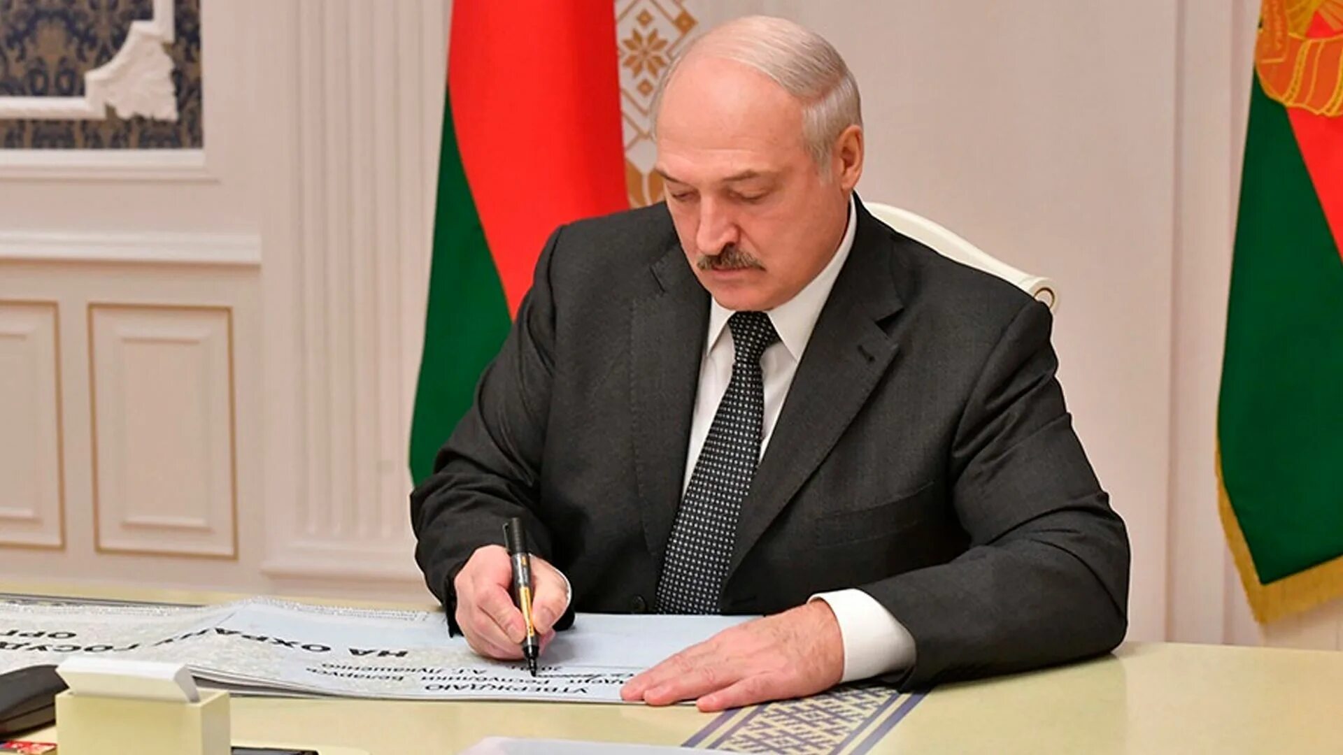 Лукашенко подписывает. Лукашенко подписывает указ. Lukashenko podpisal ukaz. Указ президента республики беларусь 2010