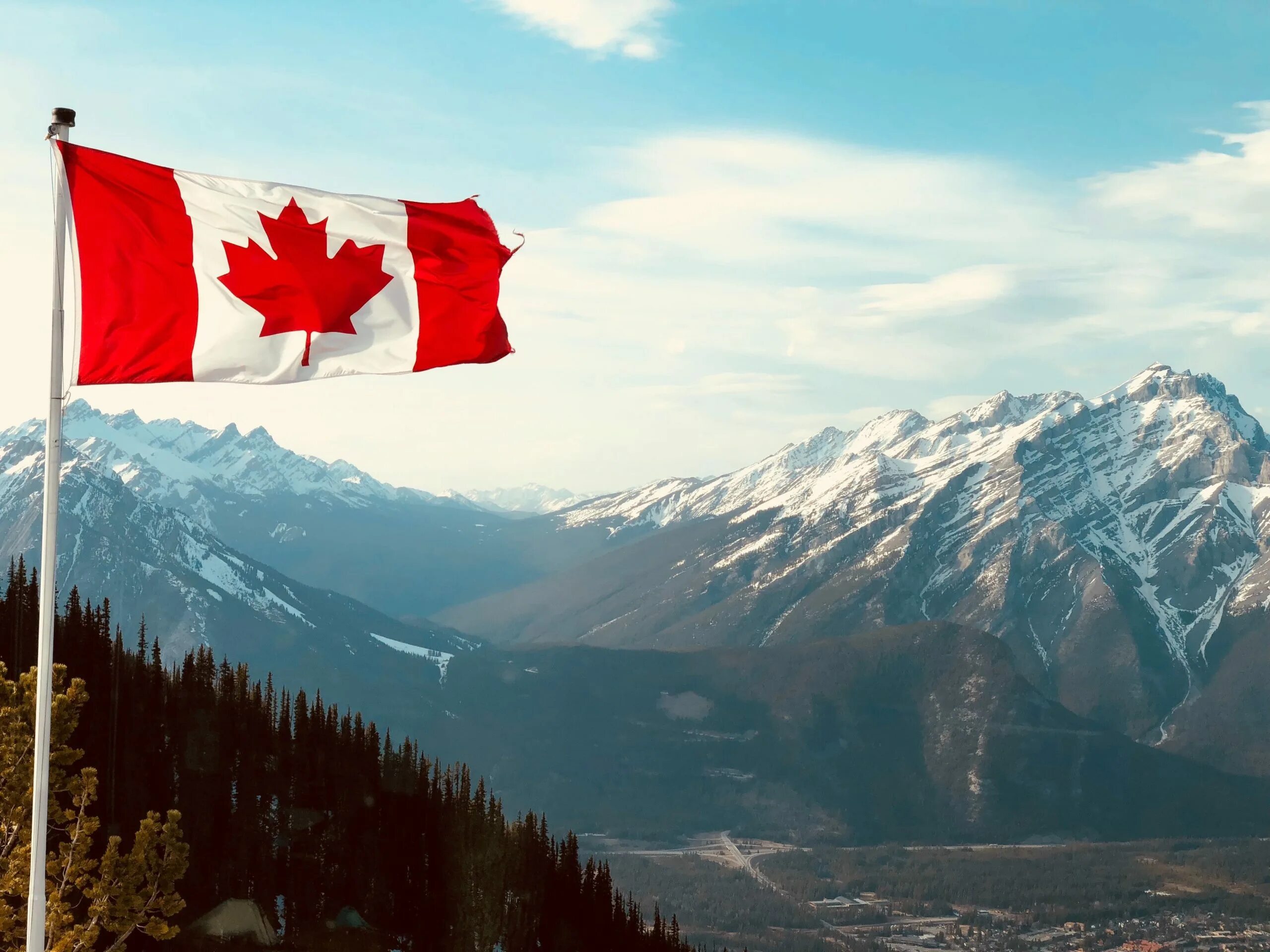 Канада 16. Озеро йохо канада. Монреаль провинция квебек. Флаг канада. Даунтаун канада.