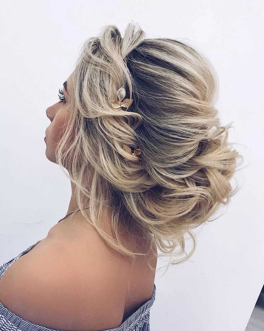 Режный пучок. Небрежный пучок на средние волосы. Небрежно собранные волосы. Небрежный пучок. Прическа небрежный пучок.