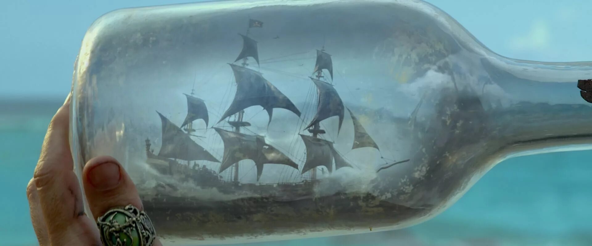 Бутылка декупаж пираты. Джек воробей с бутылкой рома. Капитан джек воробей с бокалом. Пираты карибского моря бутылки. Декор бутылок пираты.