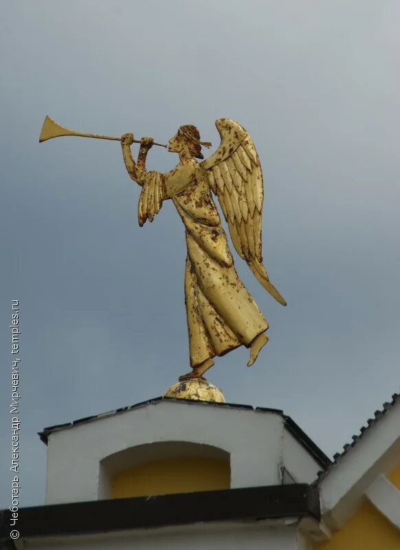 трубящий ангел. трубящий ангел вильнюс. рождественский ангел с трубой. трубящий архангел. трубящий ангел на храме.