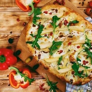 Пицца с овощами и лепестками роз