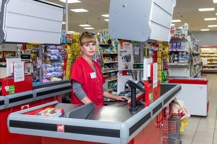 Кассир напичканный электроникой. Кассир магнит. Касса в магазине. Касса в магазине пятерочка. Стойка кассира.