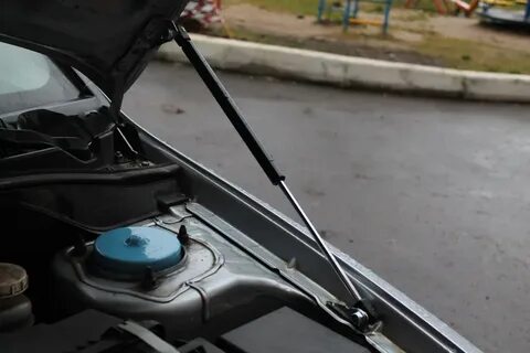 Кронштейн газового упора капота