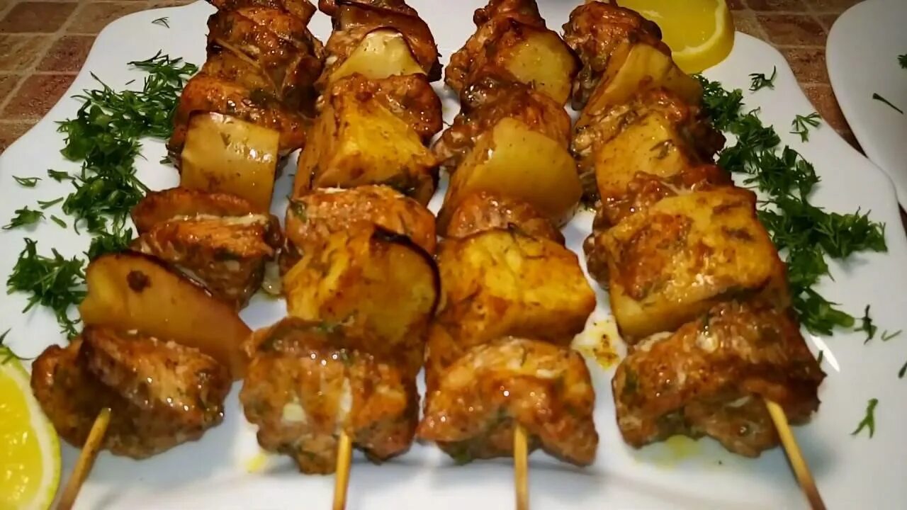 Шашлык с луком на сковороде. Рыбный шашлык на шпажках. рыба на мангале на шпажках. шашлык из рыбы в духовке на шпажках. шашлык из горбуши.
