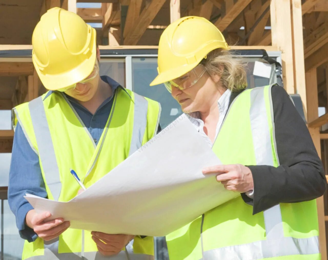 Строительно монтажные работы. Строительные профессии прораб. Строительно-техническая экспертиза. Подрядные организации по строительству. Инженер в каске.