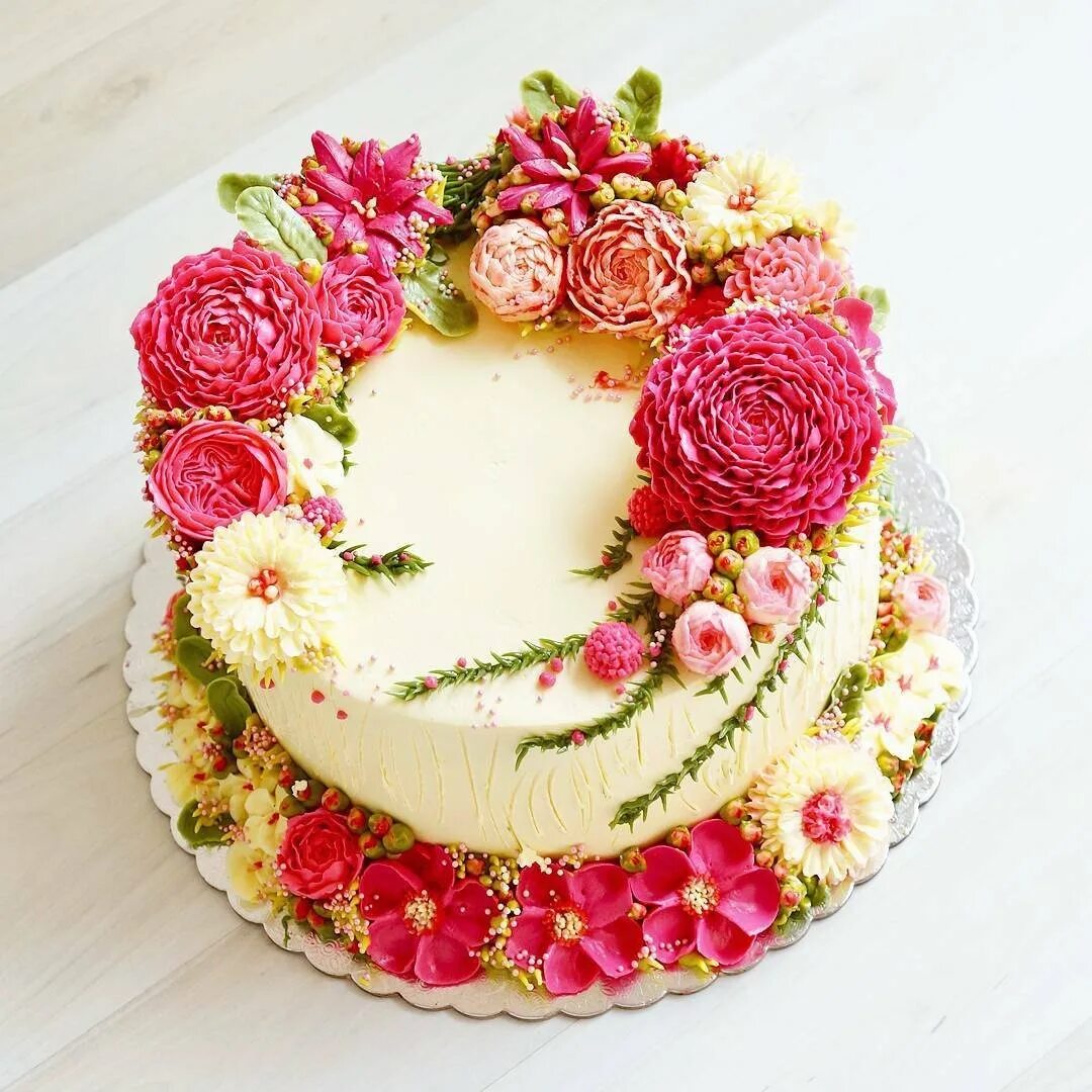 Идеи торта женщине. Торт с цветами. Торт кремовый. Красивый торт на юбилей женщине. Красивые кремовые торты.