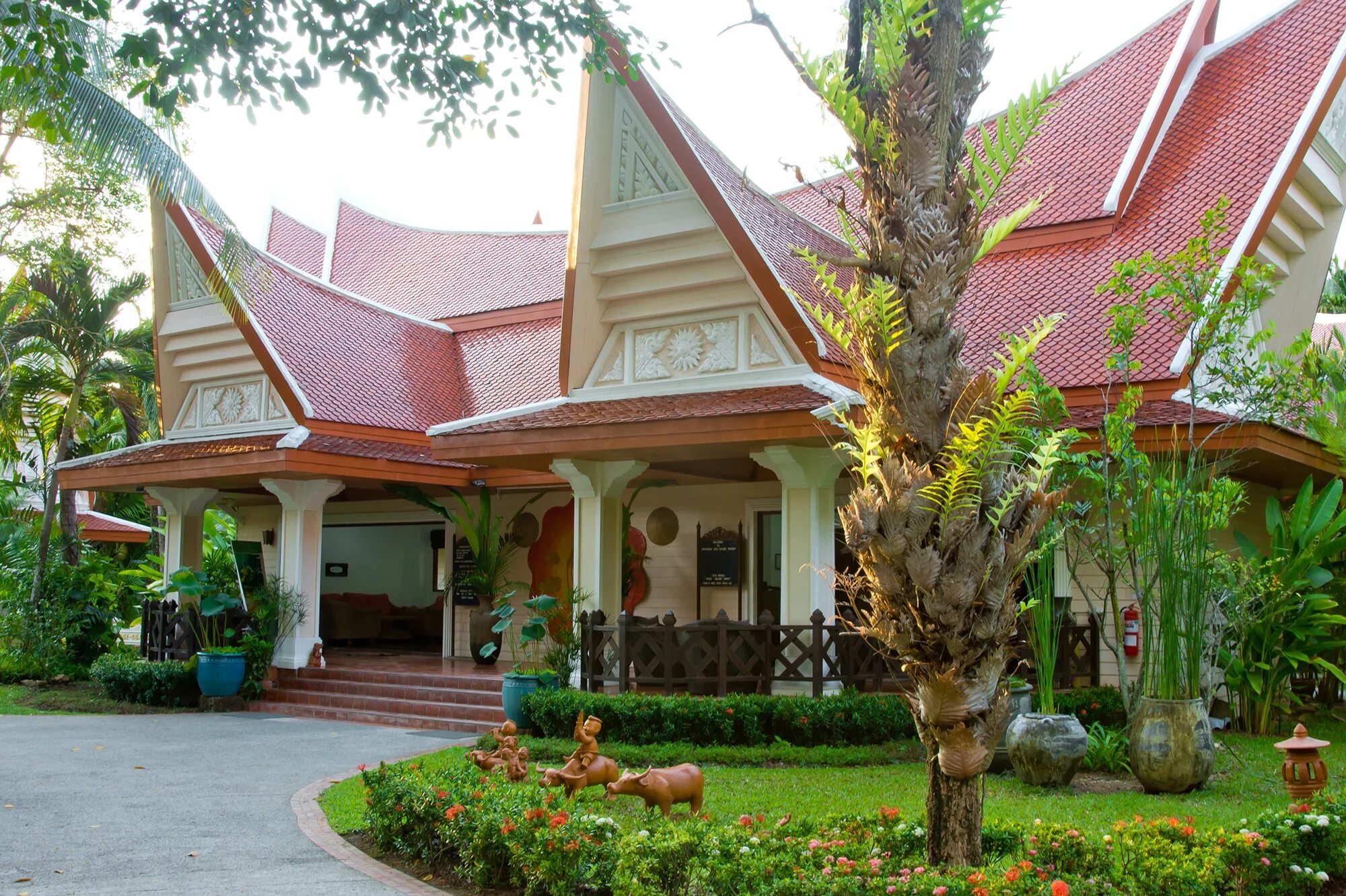 Santhiya tree resort. Отель сантия три ко чанг. santhiya tree koh chang resort номер люкс с бассейном. santhiya tree hotel foto. santhiya.
