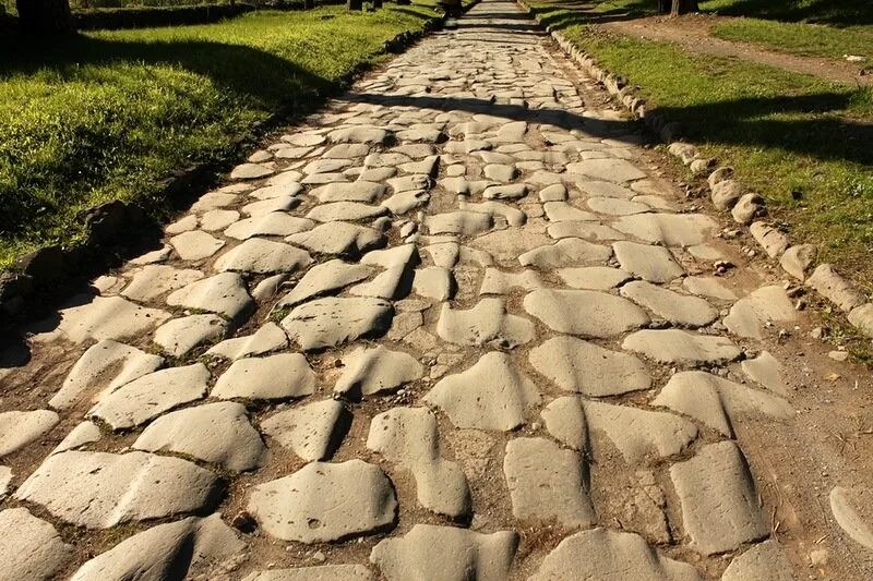 Античные дороги. Мощеные дороги древнего Рима. Аппиева дорога брусчатка. Древняя Римская дорога Западный Суссекс. Каменная дорога Рим.