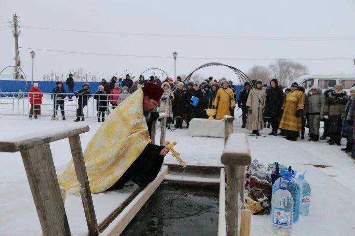 Крещенские купания Ухманы Канашского района. Фролово город крещение Господне в храме Богоявления 2023. Крещение Господне в Должанской Церковь и служба. Съемки купание в крещенские Красноусольск 2023. 17 18 19 января