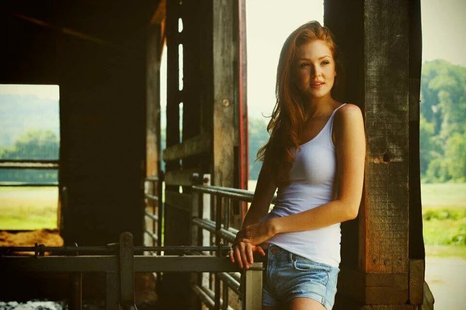 Maggie is trying on a blue. Maggie is trying on a blue. Мэгги джилленхол моя ужасная няня. Параливес игра. Сериал мэгги 2022 трейлер.