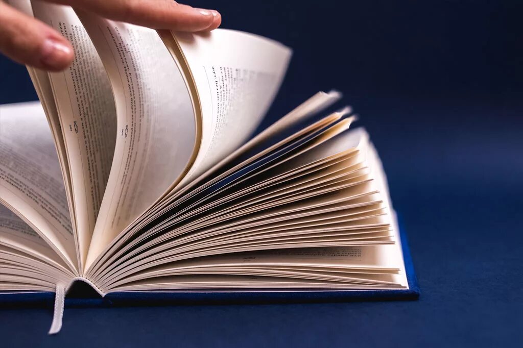 Как выпустить свою книгу. Издать книгу. книга для…. листает книгу. своя книга.