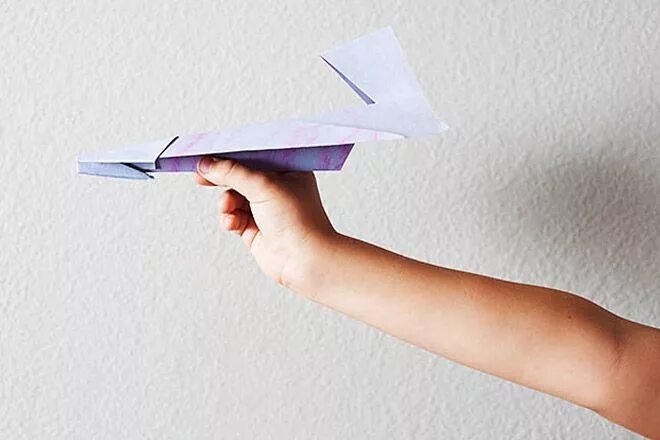 Самолет бумажный я думал королева теперь. Бумажный самолет. Бумажный самолет красивый. Необычный самолет из бумаги. Бумажные самолетики в интерьер.