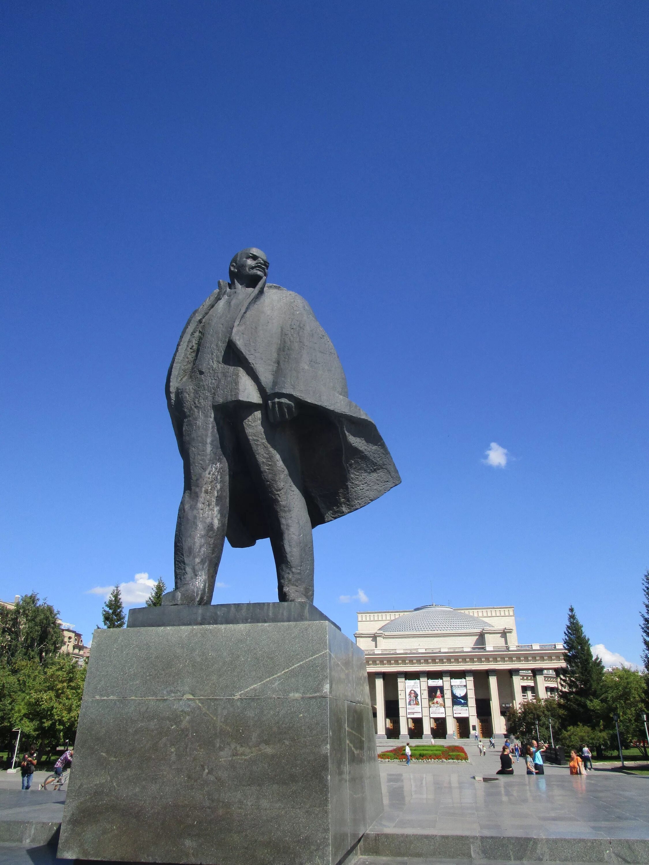 Достопримечательности новосибирска площадь ленина памятник ленину. Ленин на площади ленина новосибирск. Ленин в новосибирске. Ленин в новосибирске. Памятник владимиру ильичу ленину в новосибирске.