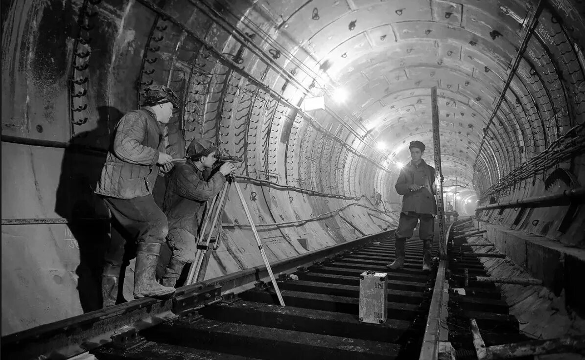 Метрополитен. Строящийся туннель метро. Строительство метрополитена. Стройка метро. Почему метро строили.