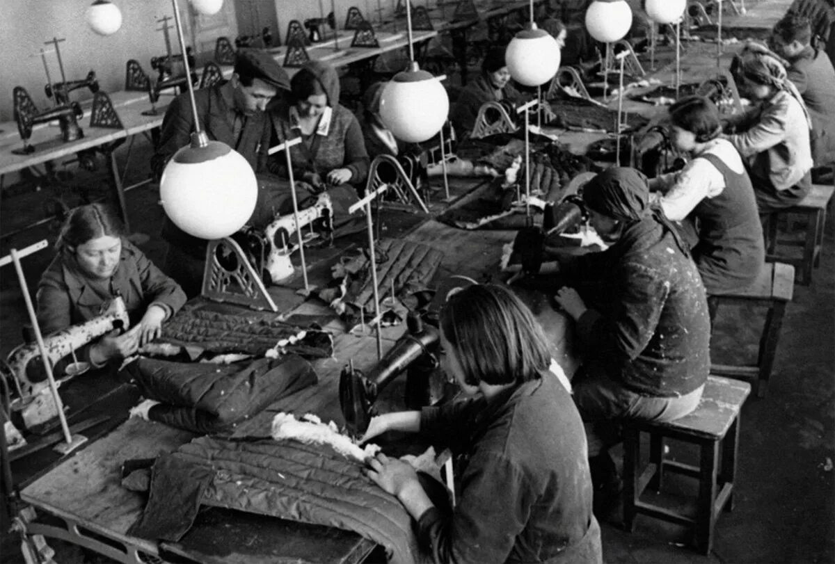 Работа тыла во время войны. Швейная фабрика Пенза в годы войны. Пенза швейная фабрика 1 в годы ВОВ. Швейная фабрика Иркутска в годы Великой Отечественной войны. Промышленность в годы войны 1941-1945.