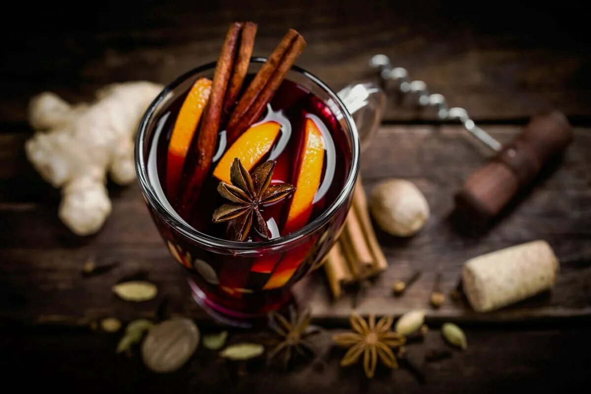 Пряное вино. Глинтвейн Mulled Wine Gluhwein. Мускатный орех глинтвейн. Напиток Gluhwein глинтвейн Mulled. Корица бадьян апельсин безалкогольный глинтвейн.