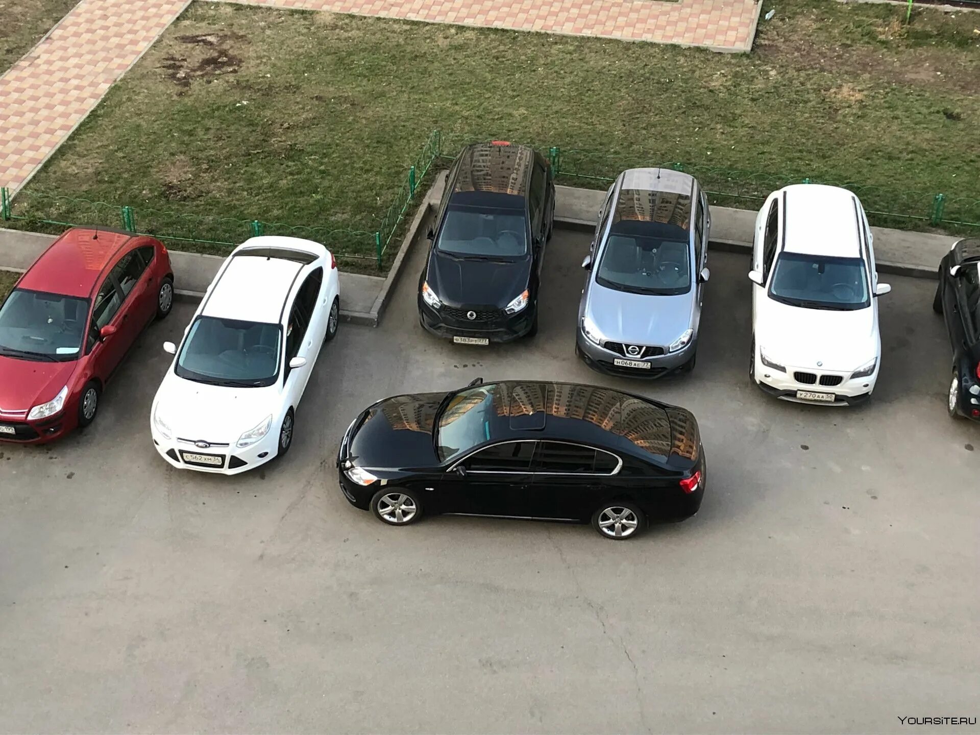 Заблокировали машину во дворе куда. Машина во дворе. машина на парковке. парковщик для автомобиля. машину заблокировали на парковке.