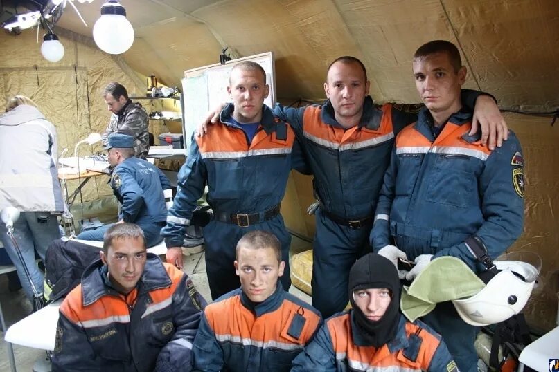 Поль спасатель. Спасательная служба ленинградской области. Тренировка пожарных и спасателей. Команда спасателей клини. Поль спасатель.