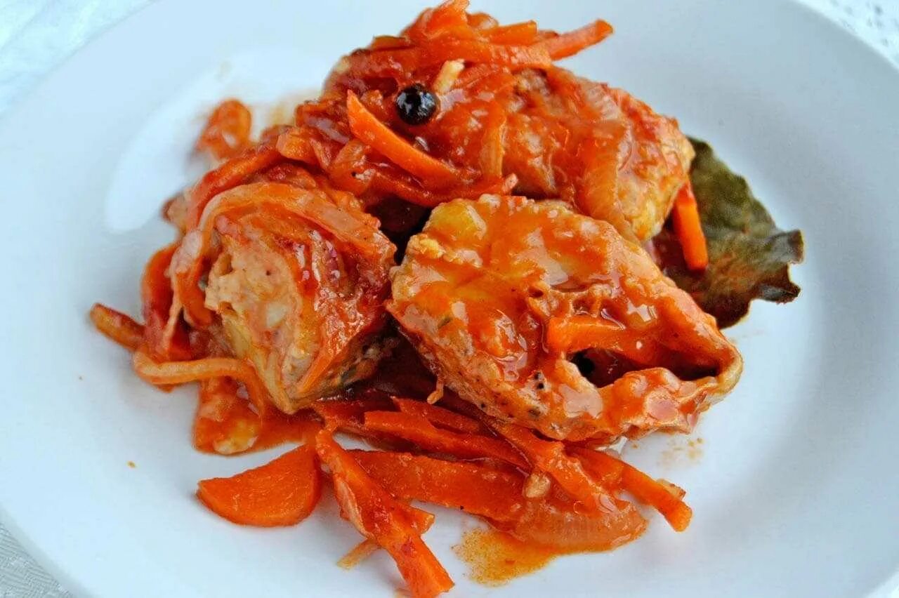 Рыба хек с морковкой. Минтай под маринадом классический. минтай в маринаде с морковью. рыба хек под маринадом.