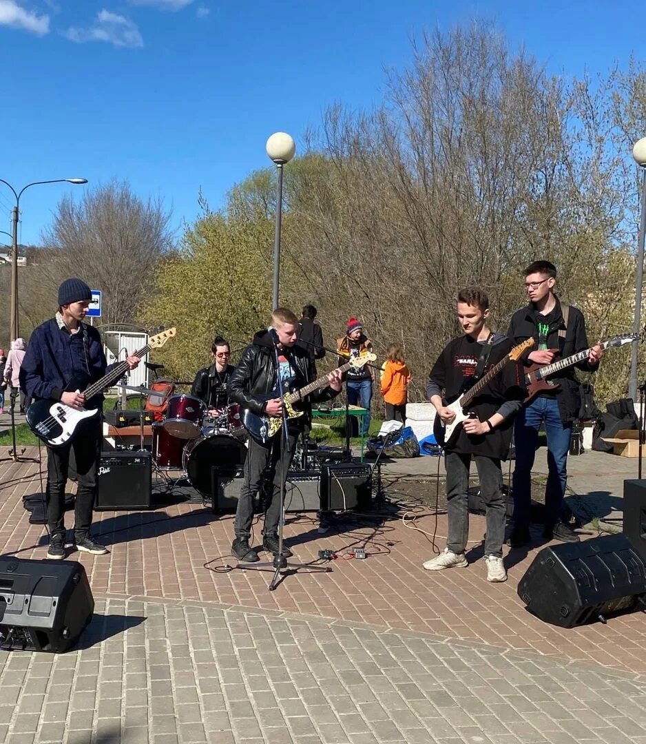 Группа авеню богачев. Музыкантов ульяновск. С днем молодежи молодежь. Оселков дирижер рязань жена. Кавер группа мед димитровград.