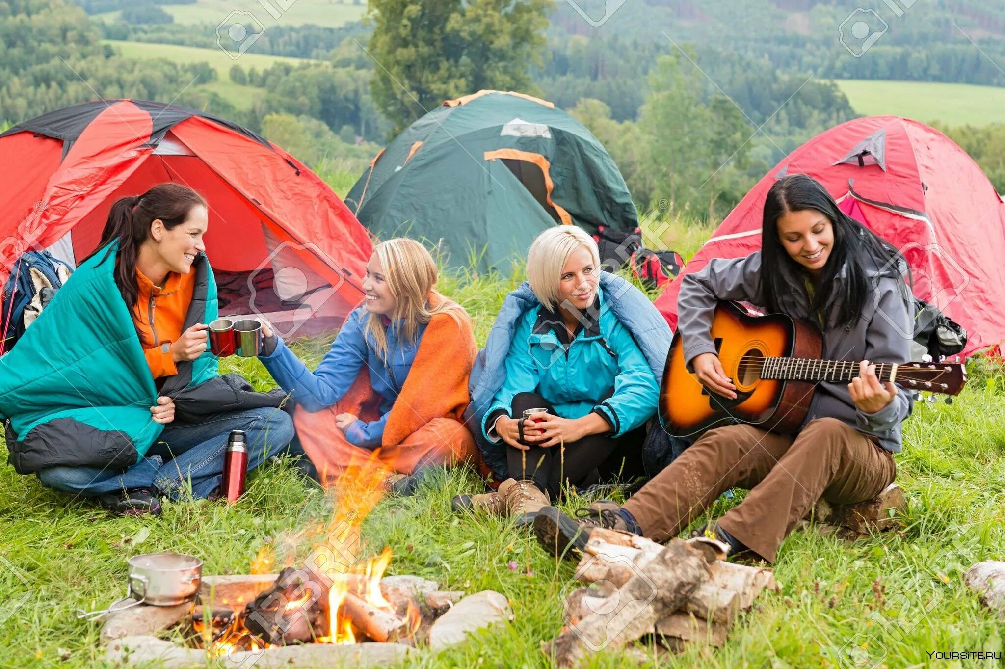 Tourist camping. Люди на природе с палатками. Палатка на природе. Туристический поход. Туристы у костра.