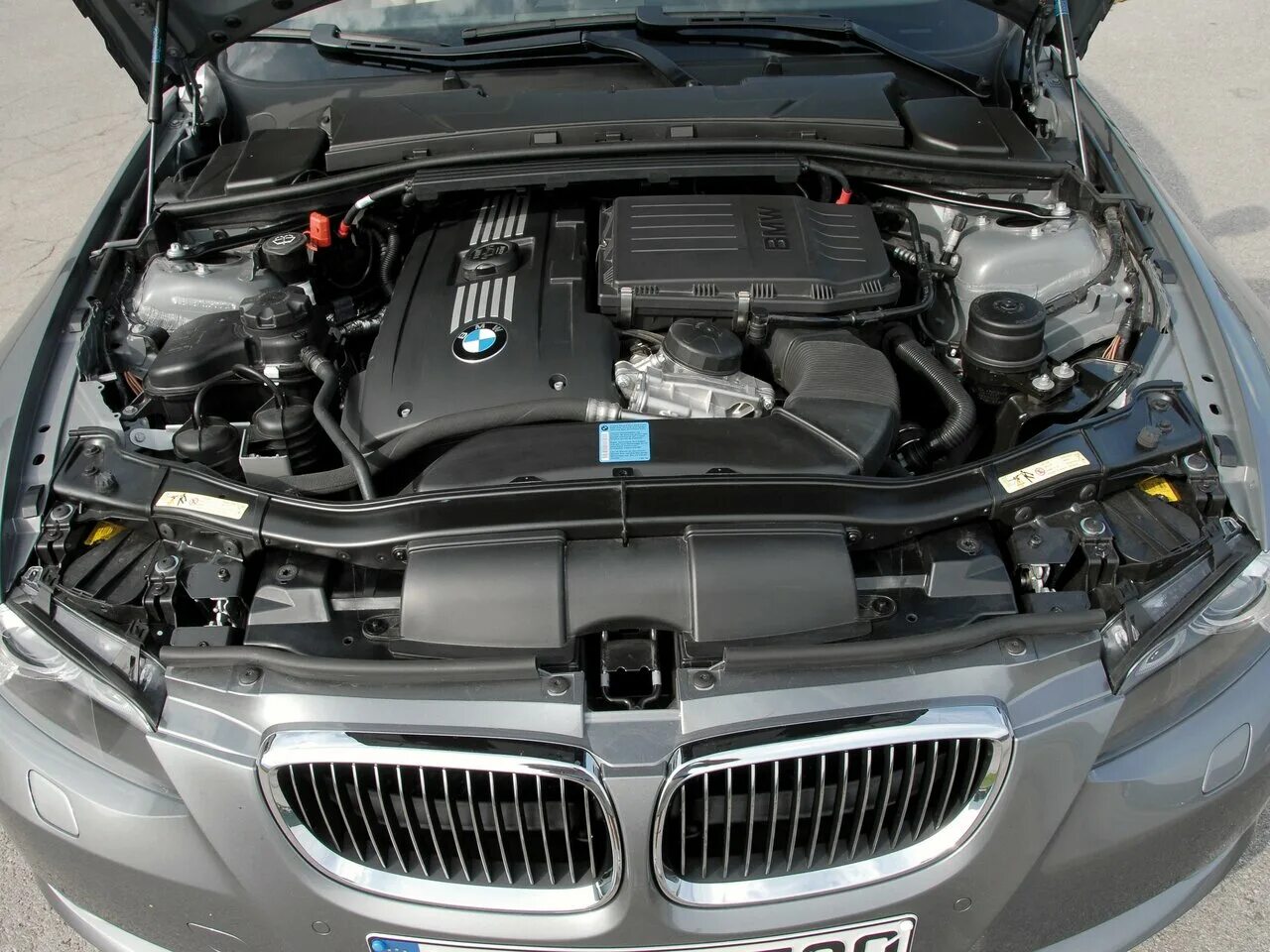 Бмв е90 какой двигатель. Двигатель bmw 335i. bmw 335 e92 мотор. bmw e92 подкапотка. e92 bmw мотор.
