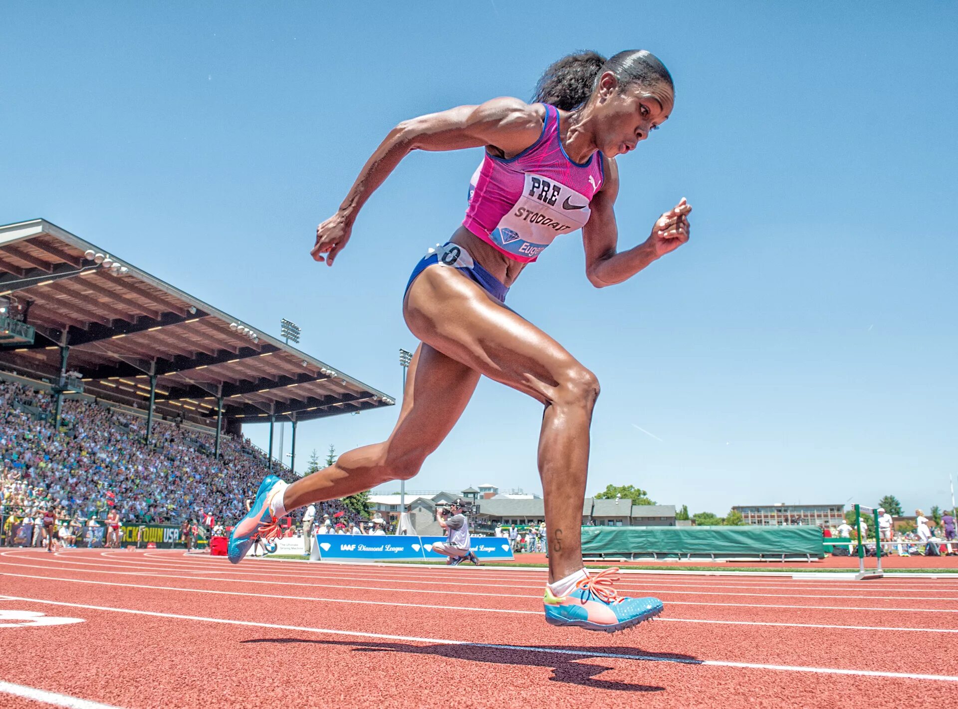 Марафон спортсмен. Беги быстрее известный профессора. Бегущий человек. Мужчина бежит. Самый быстрый легкоатлет.