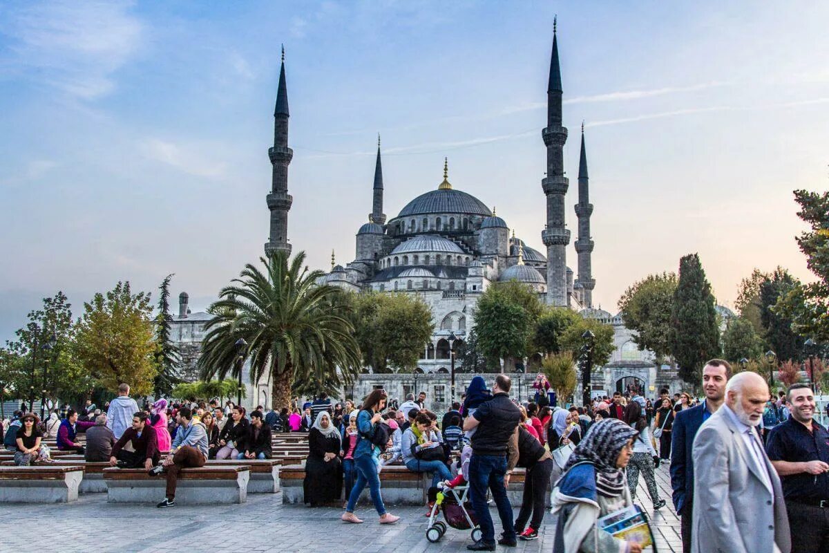 Время в городах турции. Турция Истамбул март. Стамбул. Голубая мечеть. Турция пойтахти Истанбул. Религиозный туризм в Турции голубая мечеть.