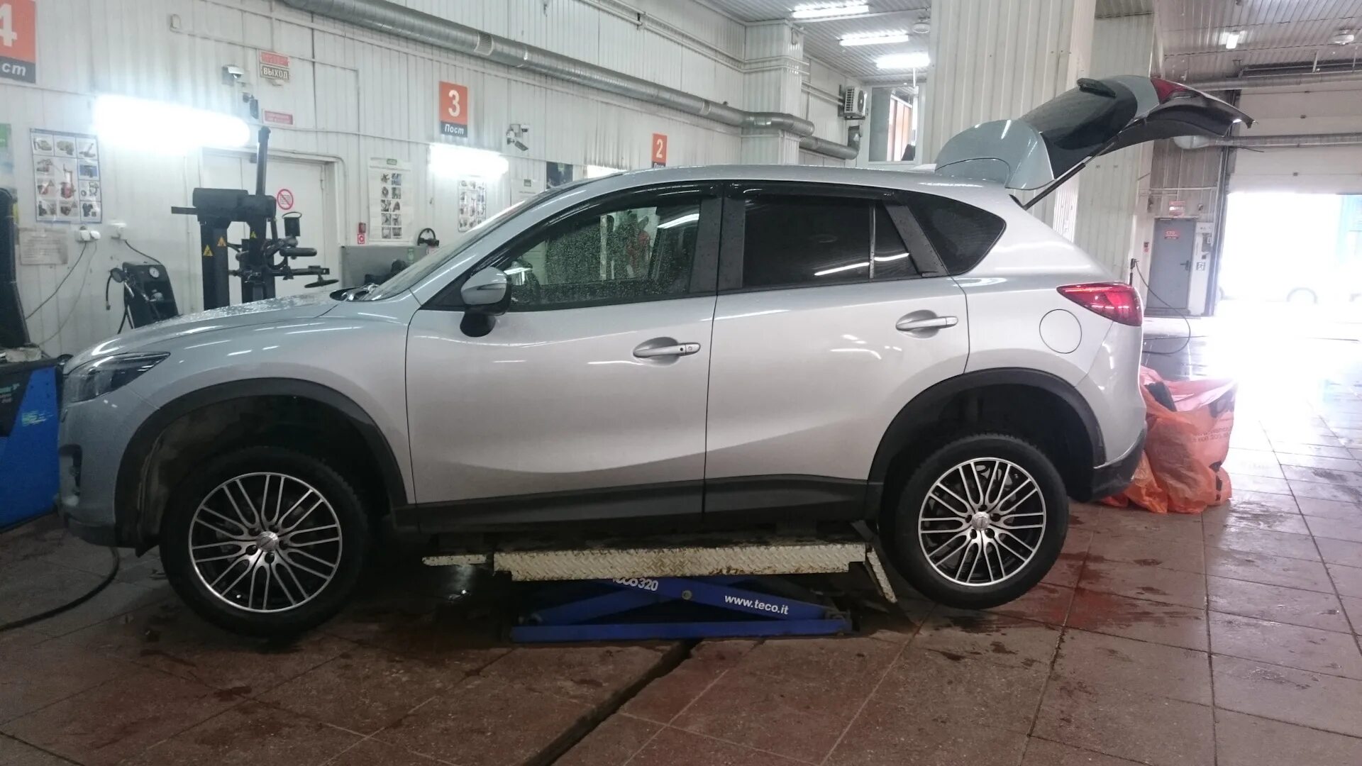 Мазда сх5 r19. Mazda CX-5 r19. Mazda cx5 235/55 r19. 235/55/19 Cx5. Колеса Mazda CX-5 r19.