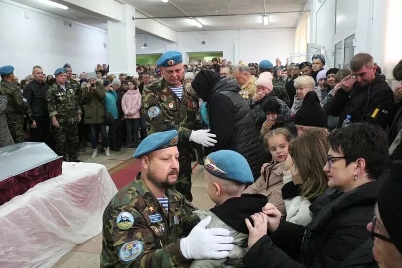 Прощание с погибшими в нижнем тагиле. 12 отряд спецназа нижний тагил. Прощание с военнослужащими. Прощание с погибшими в нижнем тагиле. Свято-троицком кафедральном соборе нижнего тагила.