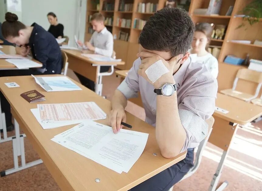 Экзамены в школе. ЕГЭ. Сдал экзамен в школе. Школьники на экзамене. Не сдан егэ 9 класс