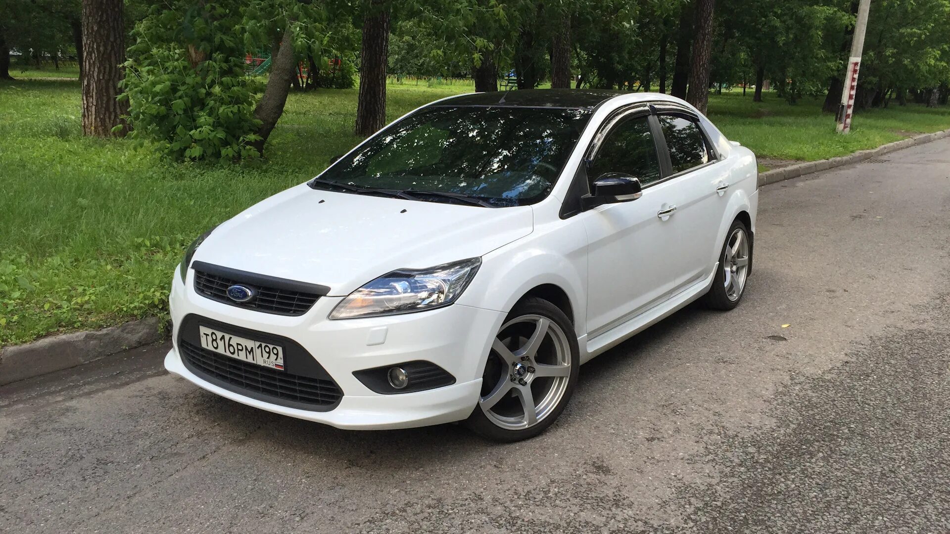 Форд фокус купить объявления. Ford Focus 2 Рестайлинг. Форд фокус 2 Рестайлинг седан белый. Ford Focus 2 White sedan. Ford Focus 2 Restyling.