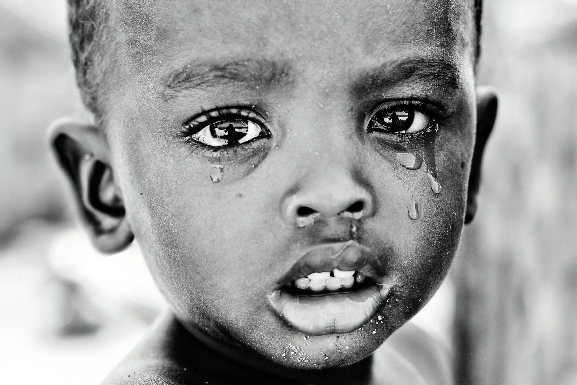 Черно белые портреты детей. Необычные эмоции. Африканский мальчик. Ребенок плачет чб.