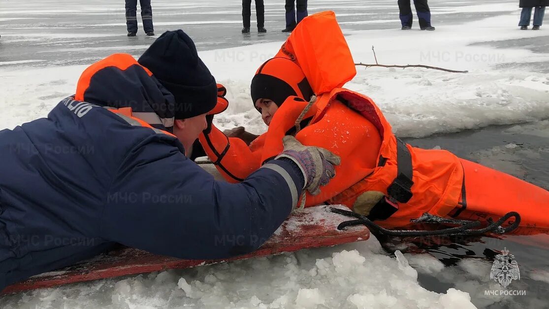 Спасение человека провалившегося под лед. Спасатели фото. МЧС России спасение людей. Спасатель ГИМС.