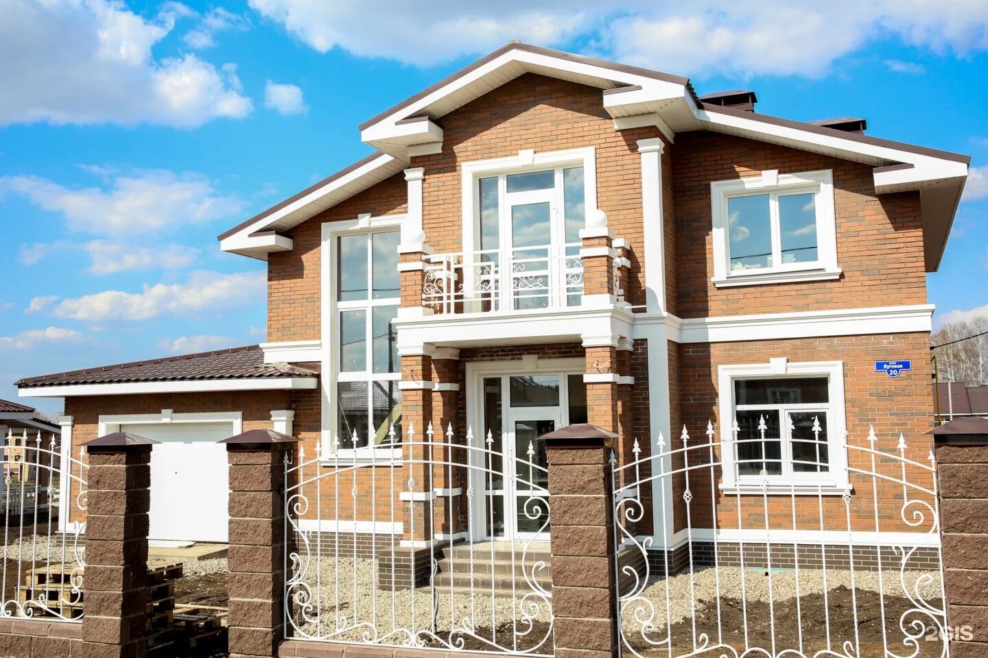 дом весной красивый и стильный. девичья гора коттеджный поселок уфа. Midwest houses. королев ул легостаева 8. жк парад планет королев.