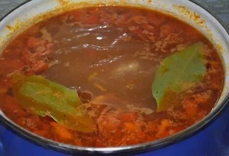Шурпа из свинины в кастрюле на плите
