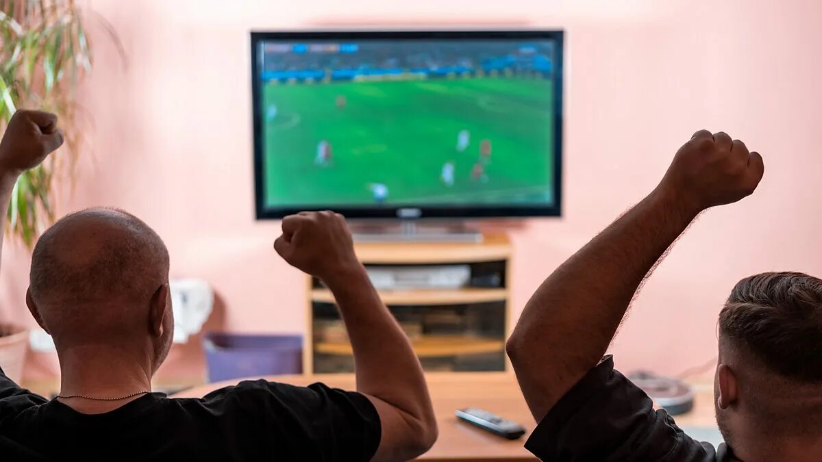 Watch Football on TV. Фото друг на час. Отец и сын смотрят футбол демотиватор. Getty images картинки.