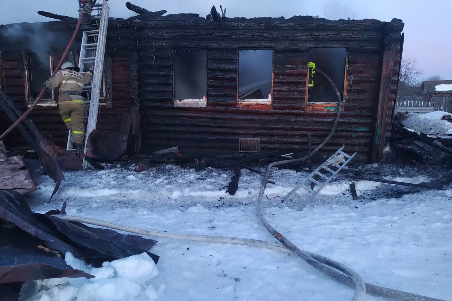 Сгорел дом в раменском. Село Польцо Муромский район. Пожар в доме. Сгоревший дом. Фото пожара дома.