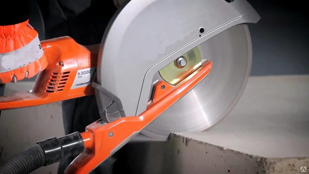 Болгарка по бетону. Makita dk0121. Болгарка для резки железобетона. Резка алмазным диском. Демонтаж бетона алмазная резка бетона.