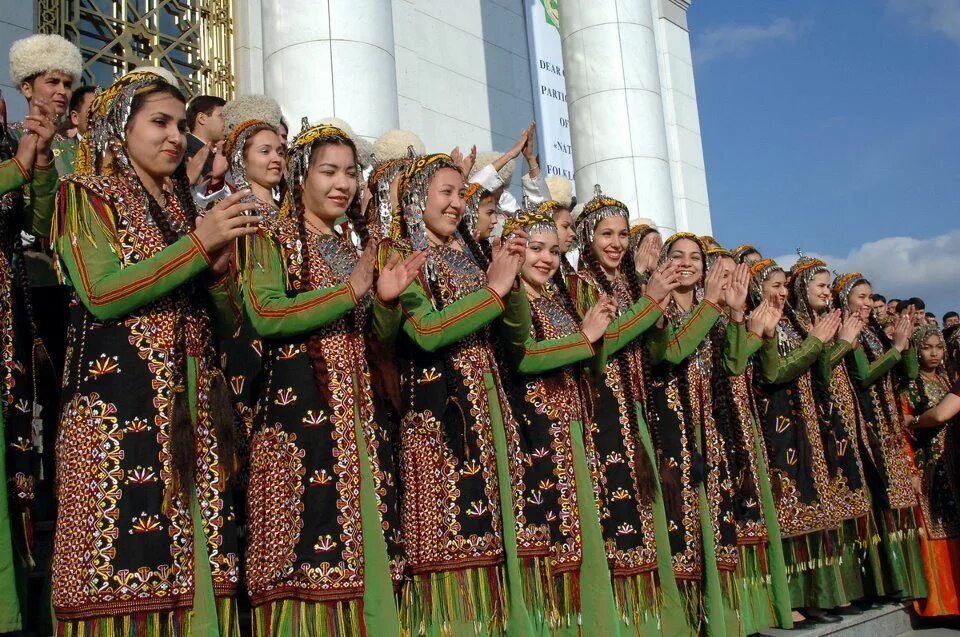 Туркменистан люди. Население Туркмении. Туркменские народные украшения. Старейшины Туркмении женщины.
