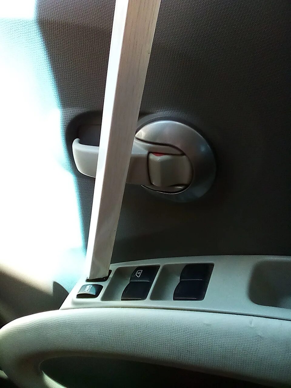 Кнопка открывается багажник Марч АК 12. Крышка от подстаканника Ниссан Марч к12. Фиксатор водительского стекла Nissan Cube. Бесключевой доступ Марч 12.