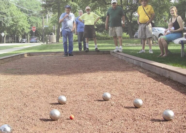 Игры с мячом названия. Bocce ball. Игра с мячом где самое большое поле. Игра с мячом где самое большое поле. Игры с мячом на свежем воздухе.