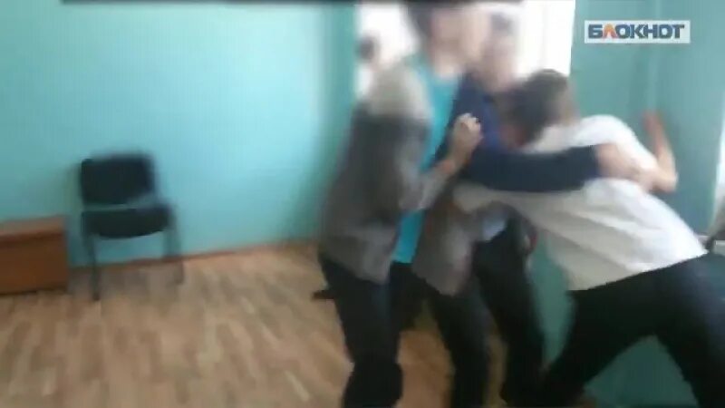 Драка детей в школе. Девочки избили мальчика и унизили. Унижение девочек в школе. Издеваются в школе. Девочки бьют мальчика в школе.