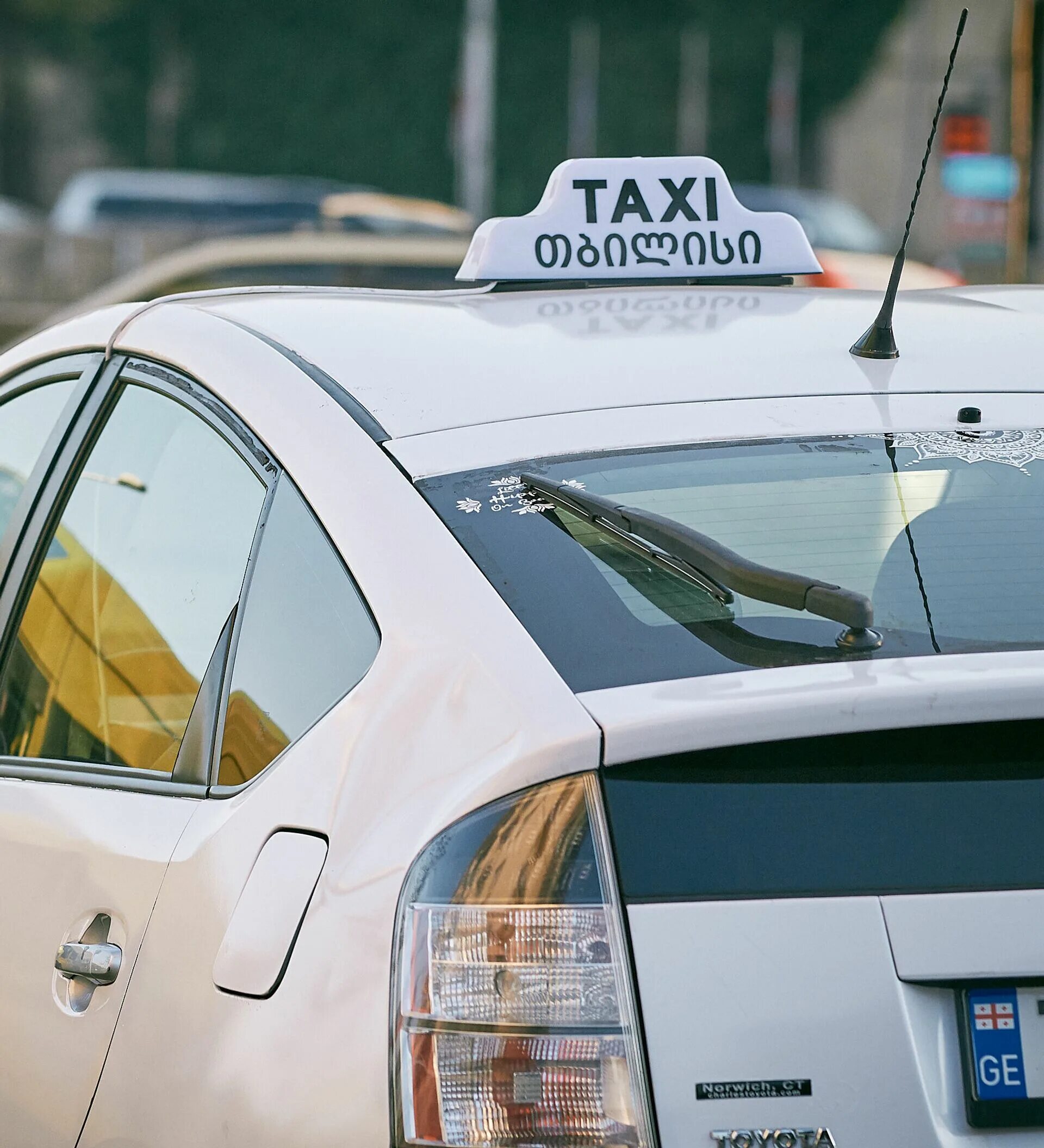 Такси в грузии. Такси в Тбилиси. Таксисты в Грузии. Грузинское такси фото.