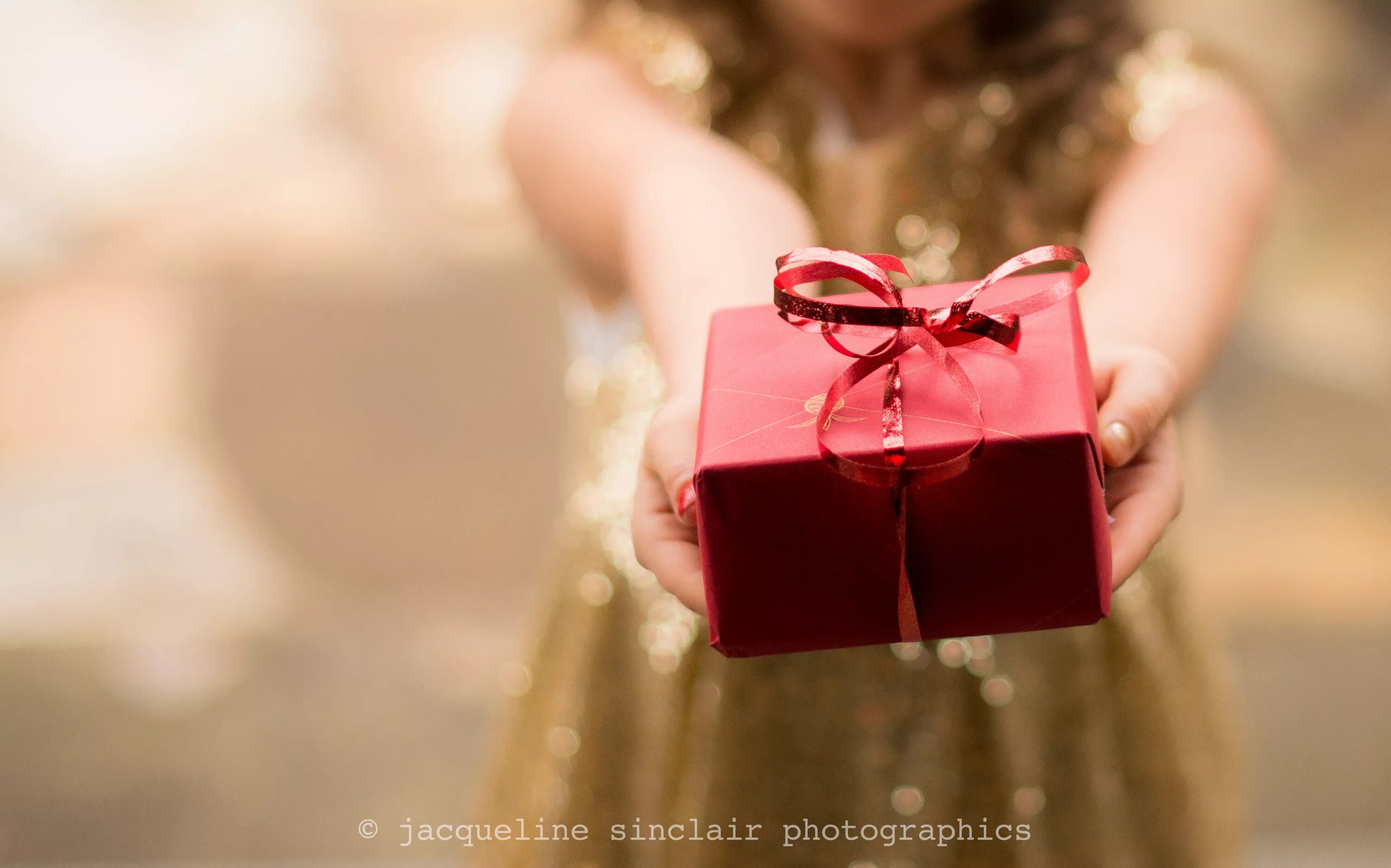 Красивые подарки для девушки. Подарок в руках. Подарок для девочки. Подарок сюрприз. Сюрприз от красотки