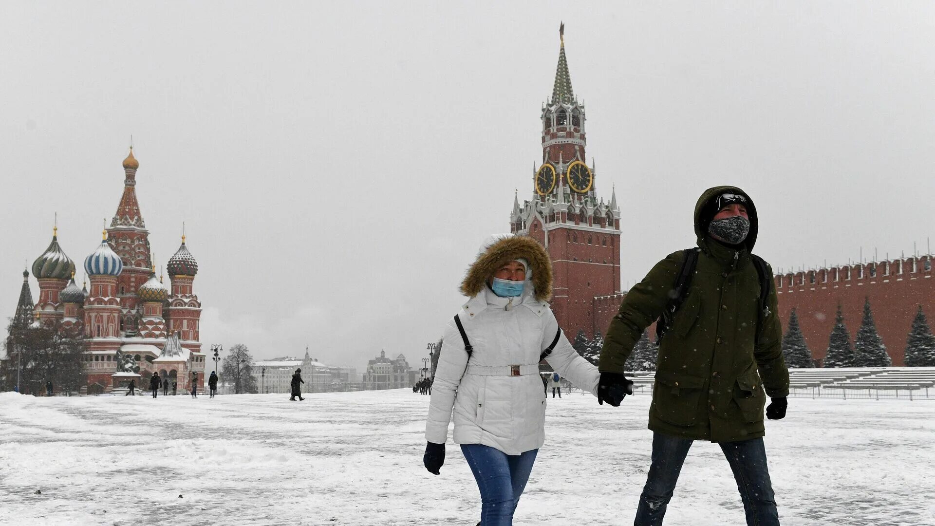 Люди зимой в России. Москва зима люди. Люди в Москве зимой. Зима в Москве.