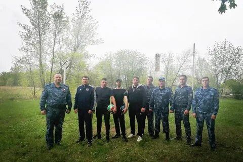 8 сотрудников